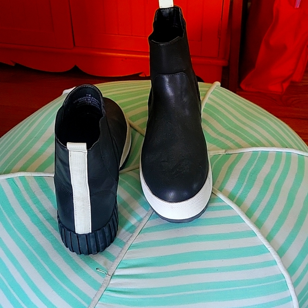 Contrasting color way Mia Chelsea boot